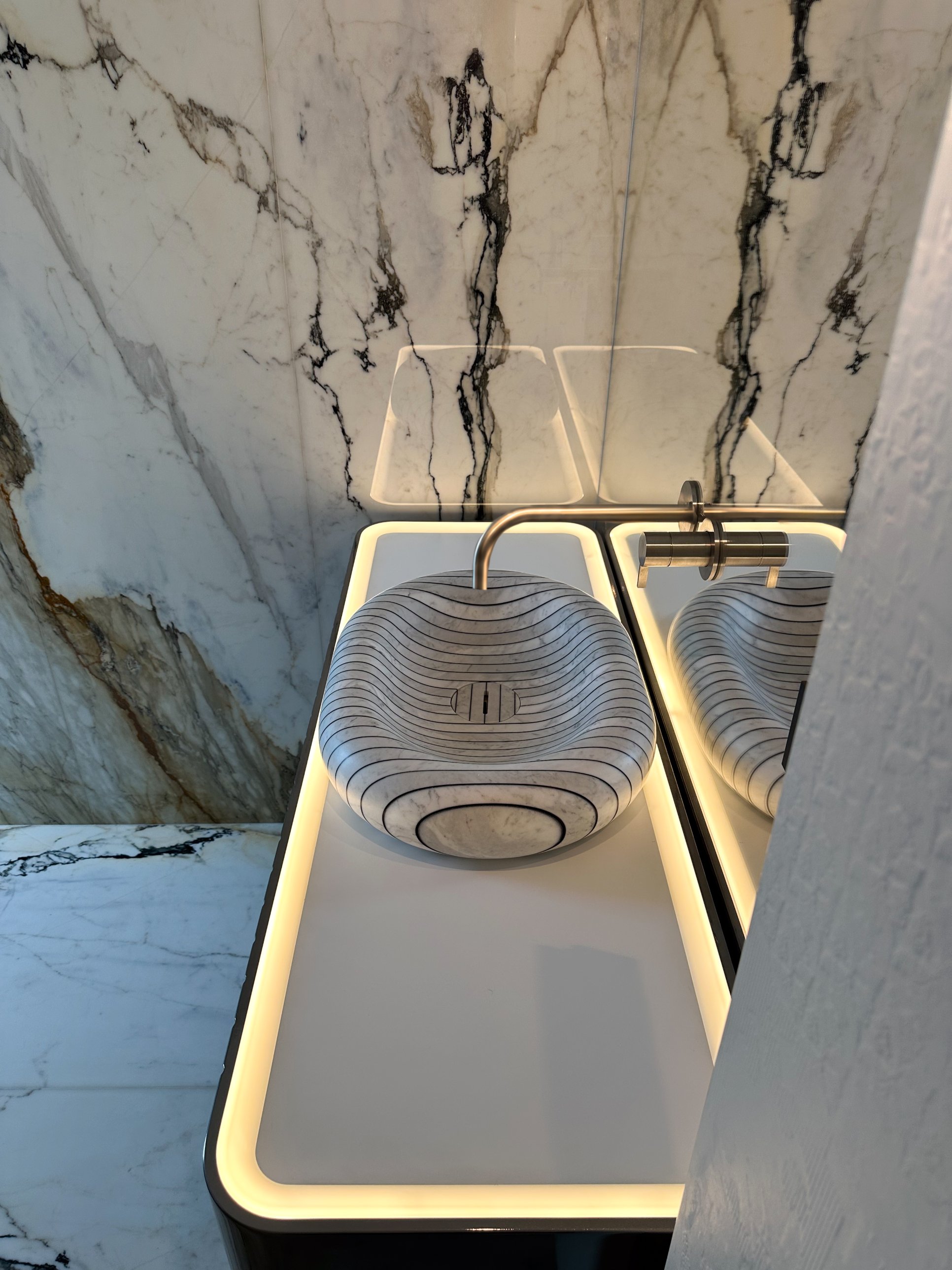 The striped vessel basin and its glowing outline