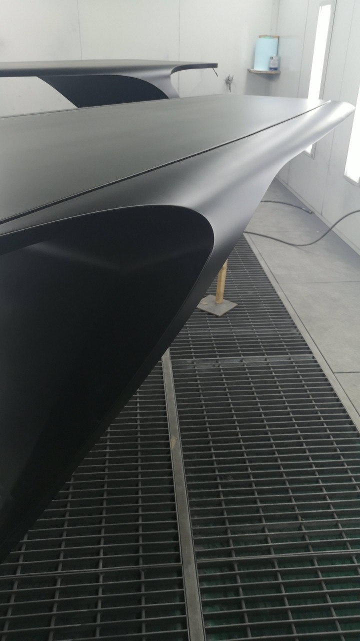 The curved edge of the table after spraying